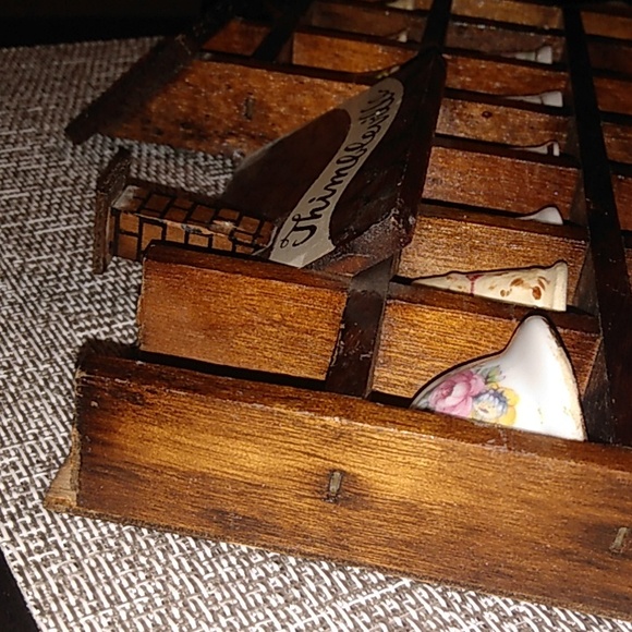 Thimbleville Wooden 1980s Stand with 24 Thimbles - Picture 11 of 12